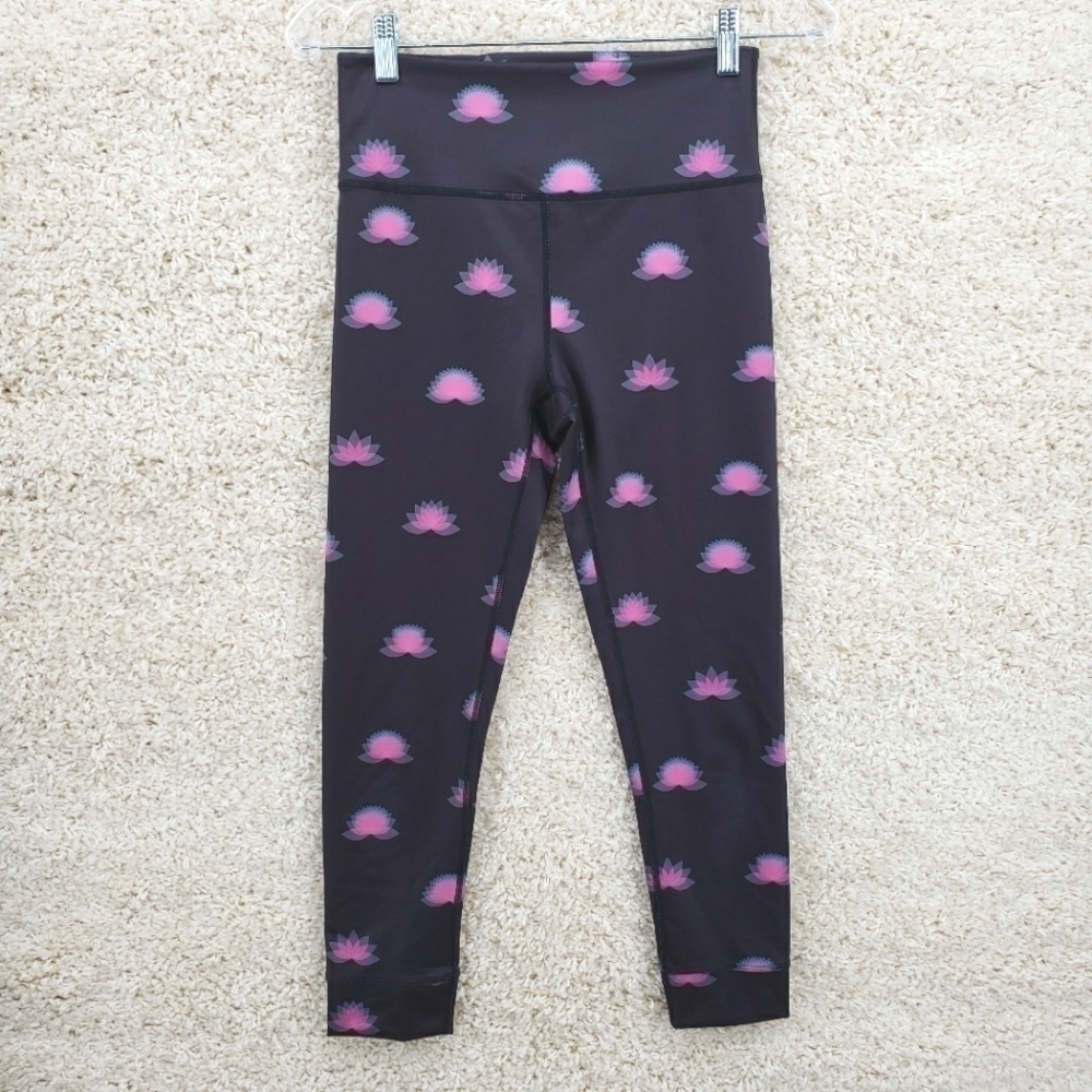 𝅺FP Movement Free People women US Small black leggings pink lotus flowers poly